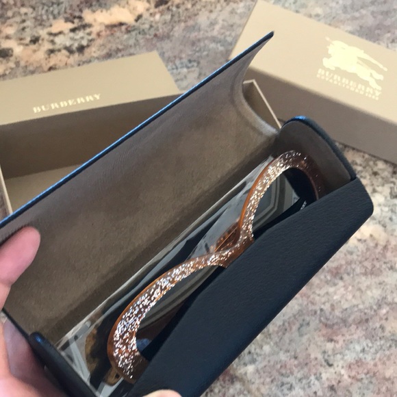 Host Pick🎉🔥BURBERRY sunglasses, case, cloth - Picture 6 of 11